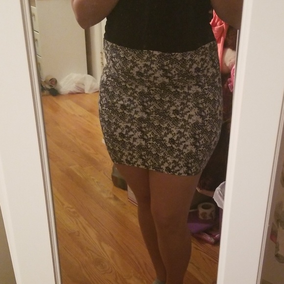 Pencil skirt!! Lightly worn. - Picture 5 of 6